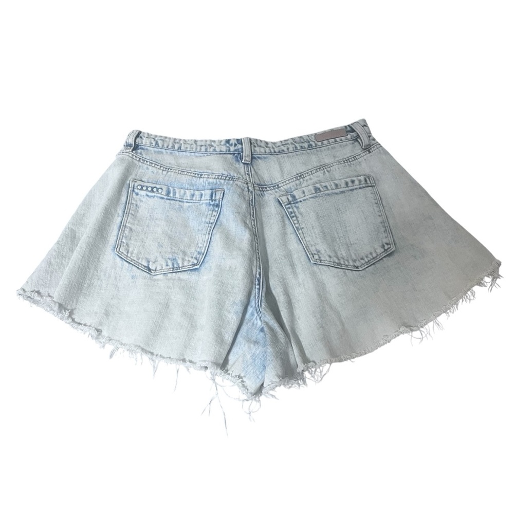 Blank NYC Women's Light Blue Frayed Jean Shorts Size 29 - Picture 2 of 3
